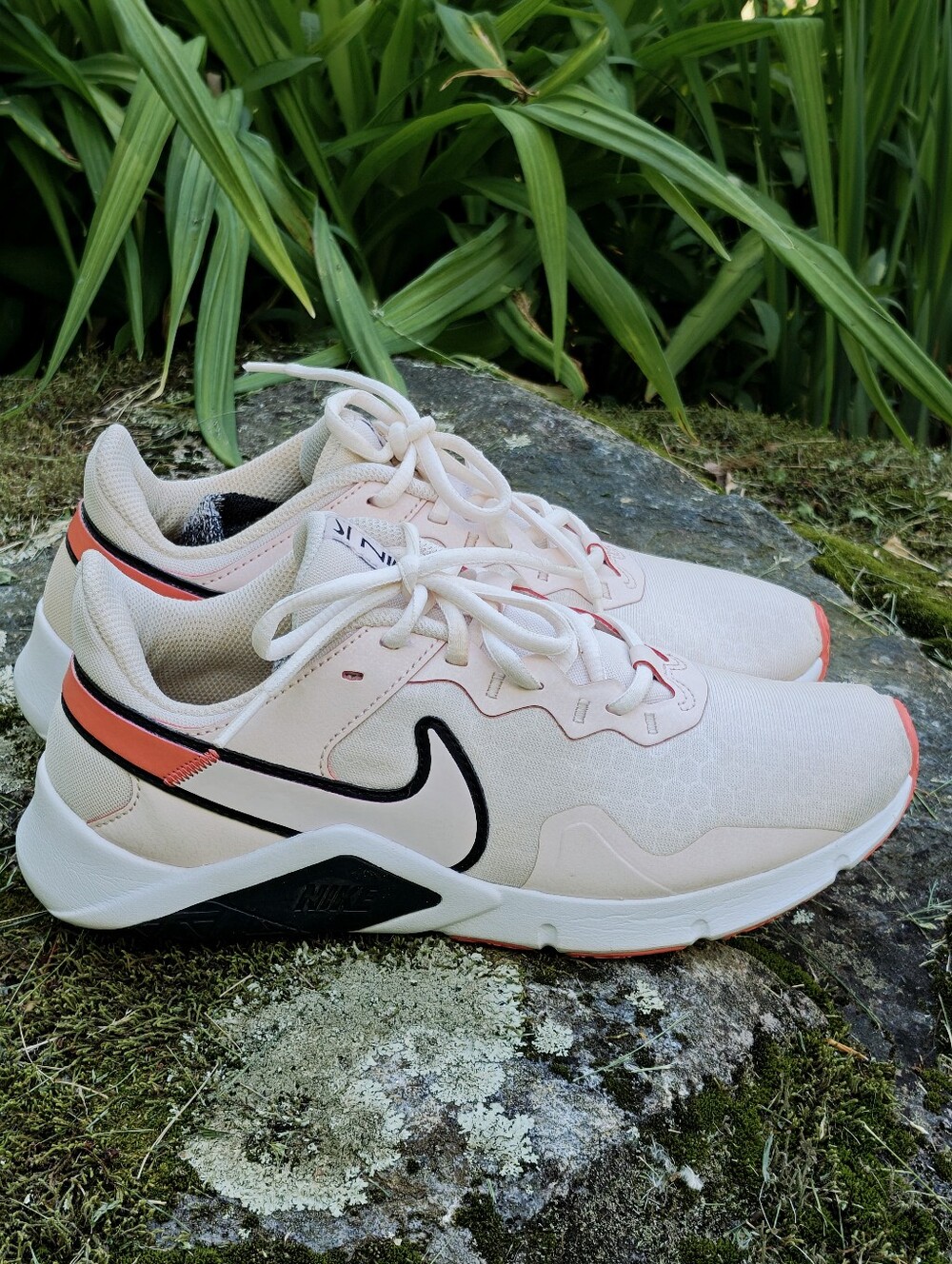 Nike Wmns Legend Essential 2 Light Soft Pink Size 7 Sneaker